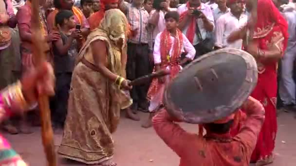 Barsana, Inde - 20180225 - Lathmar Fest - Women Beat Men - Close - Up of Man Beaten . — Video