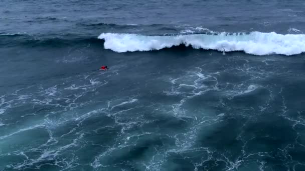 Montanita, Ecuador - September 13, 2018 - Drone luchtfoto - Surfers wachten op golven voor dorp. — Stockvideo
