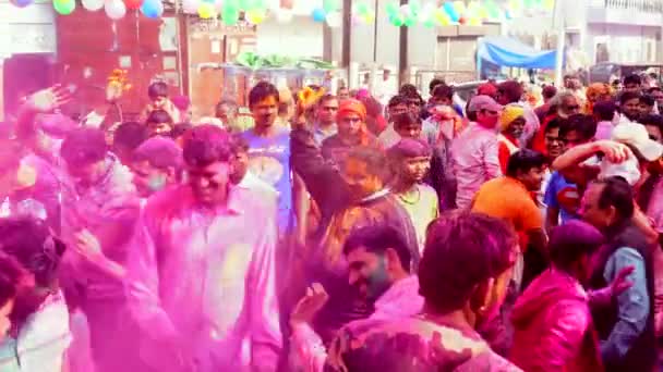 Barsanských, Indie - 201802242 - Holi Festival - barva je vyvolána jako šílené davy tanec. — Stock video