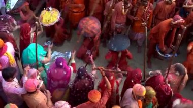 Barsana, Hindistan - 20180225 - Lathmar Fest - kadın dövmek Men - adam sordu eğer Ok.