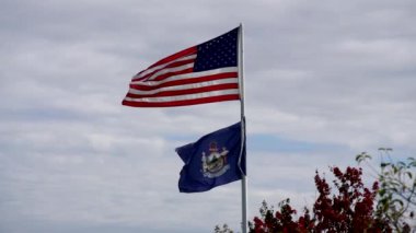 Deniz bayrak rüzgar üzerinde Amerikan bayrağı sinek soldaki Motion - yavaş.