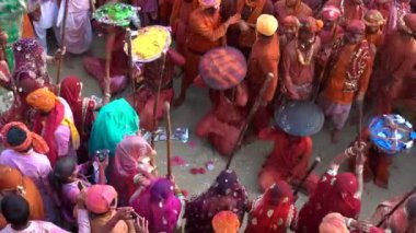 Barsana, Hindistan - 20180225 - Lathmar Fest - kadın dövmek Men - beş adam dayak.