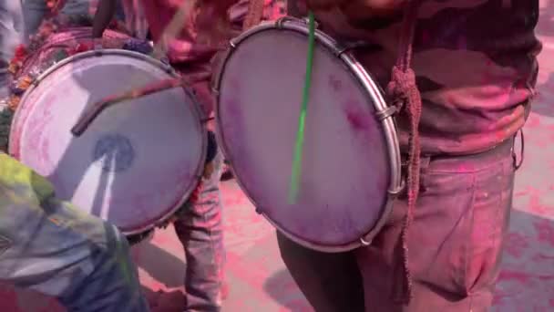 Barsanských, Indie - 201802242 - Festival Holi - Chaos - bubeníci držet rytmus. — Stock video