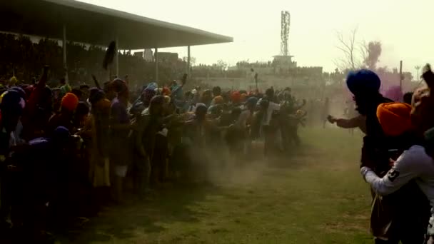 Anandpur Sahib, Indien - 20180302 - Hola Mohalla - sikhiska Festival - Man står baksidan av två hästar. — Stockvideo