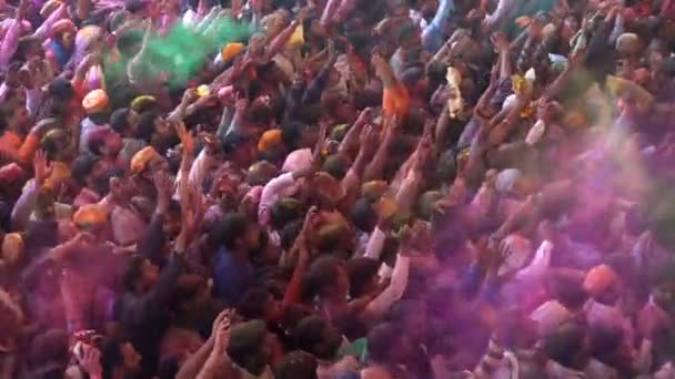 Barsana, indien - 201802242 - holi festival - chaos - voll besetzte menge wirft farbe. — Stockvideo