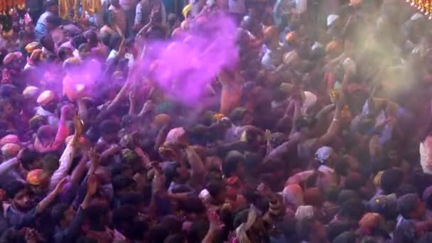 Barsana, India - 201802242 -  Holi Festival  -  Chaos  -  Packed Crowd Throws Paint As Man Jumps. — Stock Video