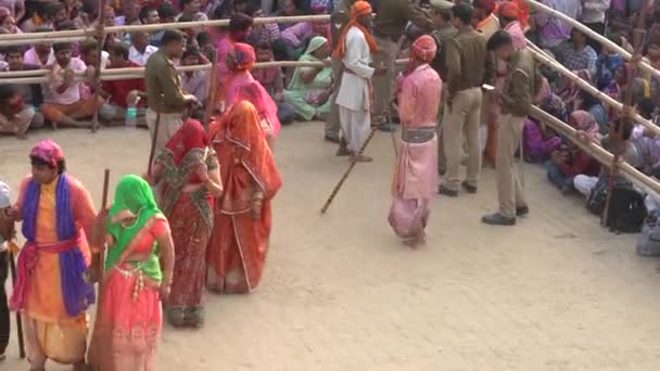 Barsana, Indie - 20180225 - Lathmar Fest - kobiet pokonać mężczyźni - kobiety wprowadź Stadion. — Wideo stockowe
