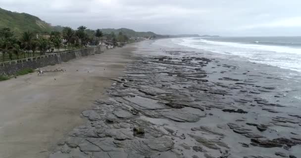エントラーダ エクアドル 20180914 無人空中 低潮帯の岩の上のフライト — ストック動画