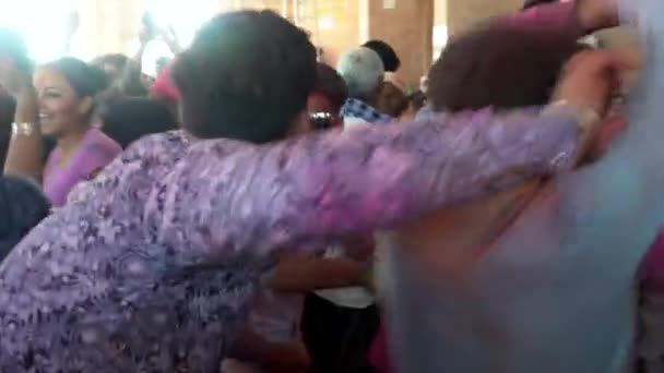 Barsana, Ινδία - 201802242 - Holi φεστιβάλ - χορός - οι άνδρες χορεύουν σε κύκλο. — Αρχείο Βίντεο