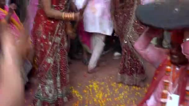 Barsana, India - 20180225 - Lothmar Fest - Mujeres golpean a los hombres - Primer plano del hombre en el dolor . — Vídeo de stock