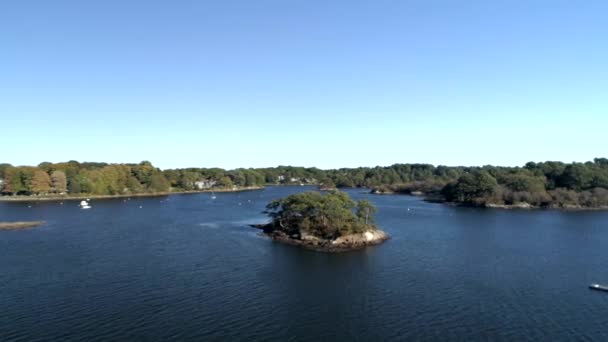 Drone aéreo - Volar sobre la isla en el lago 4K . — Vídeos de Stock