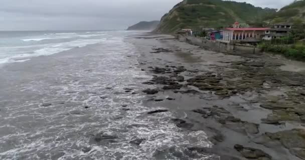 La Entrada, Ecuador-20180914-Drone antenne - vlucht Over rotsen met Rising Tide richting dorp. — Stockvideo