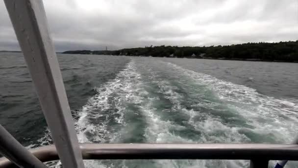 Uyku modundan çıkarma - Stern gösterilen bağlantı noktası yan Wake feribot — Stok video