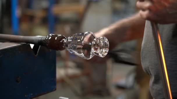 ガラス ワーカー最終製品 4 k の上部を形成するには、熱い火かき棒を使用してください。. — ストック動画