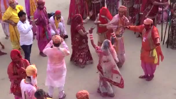印度巴尔萨纳-20180225-lathmar fest-女性殴打男性-情侣舞蹈开始 w-声音. — 图库视频影像