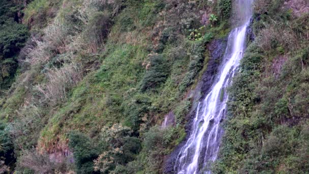 Banos, Ecuador - 24 September 2018 - Casacada de la Virgen vattenfall statiska Drone Position. — Stockvideo