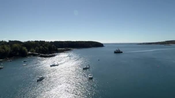 Luchtfoto Drone - veerboot arriveert bij Dock over baai — Stockvideo