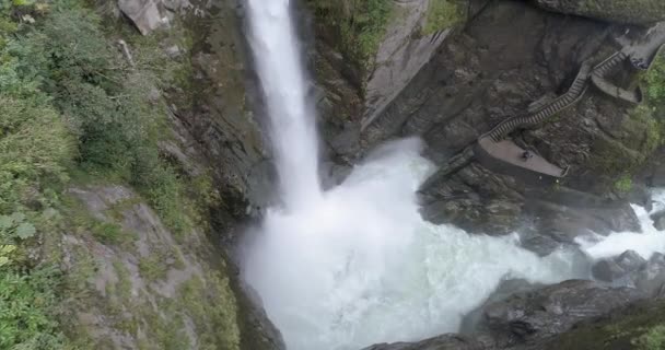 Banos, Ecuador-20180925-Drone Pivot botten till toppen av Pailon del Diablo Devils Cauldron. — Stockvideo