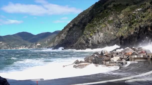 Вернацца (Італія) - 28 квітня 2017 - море буря хіти Вернацца як пляж хвилі повінь знову — стокове відео