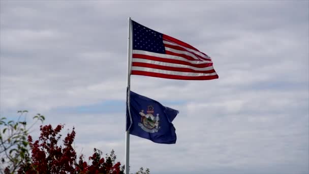 Медленное движение - американский флаг развевается над морским флагом на ветру вправо — стоковое видео