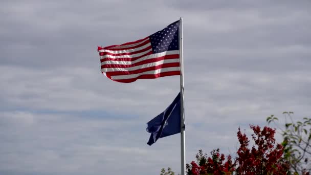 Bandera americana ondea sobre bandera marítima en el viento a la izquierda — Vídeos de Stock