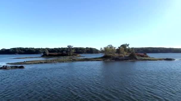 Drone антена - літати над озером по відношенню до острова 4 к. — стокове відео