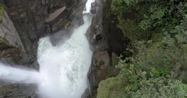 Banos, ecuador-20180925-drone schwenken boden zur treppe des pailon del diablo teufel kessel. — Stockvideo