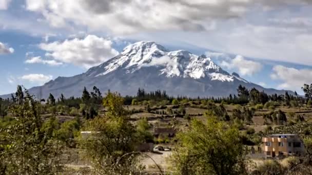 Zeitraffer des Chimborazo-Vulkans mit vorbeifliegenden Wolken an sonnigen Tagen. — Stockvideo