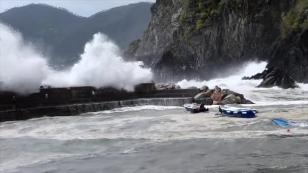 Βερνάτσα, Ιταλία - 28 Απριλίου 2017 - θάλασσα θύελλα χτυπά Βερνάτσα ως κύματα εκτίναξη βάρκες — Αρχείο Βίντεο