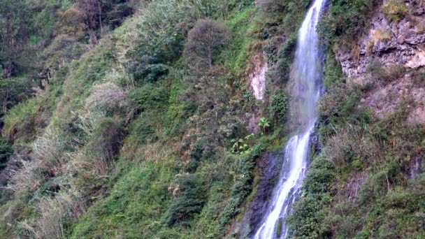 Banos, Équateur - 24 septembre 2018 - Vue statique sur la cascade Casacada de la Virgen . — Video
