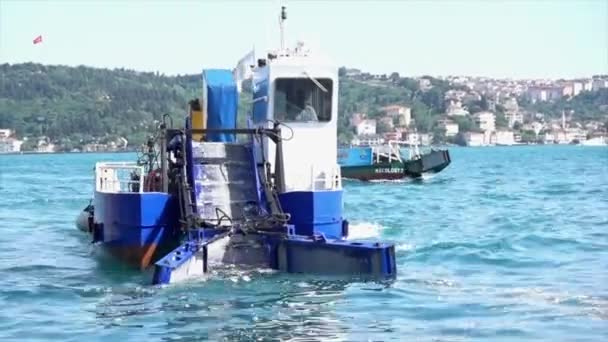 Estambul, Turquía - 30 de mayo de 2016 - Barco recolector de basura en el Bósforo — Vídeo de stock