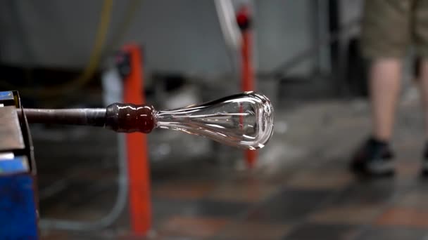 Hete glas Draaiingen tijdens het koelen genoeg voor glas werknemer werk 4k te hervatten. — Stockvideo