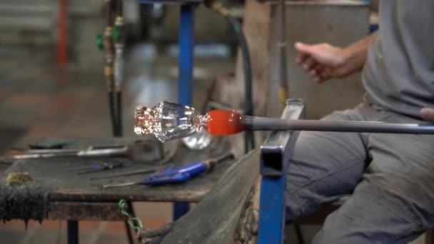 Glas werknemer fakkel wordt gebruikt om te helpen schimmel in het laatste glas 4k. — Stockvideo