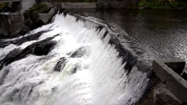 Slow Motion - vatten rusar över små Hydro Electric Dam 4k. — Stockvideo