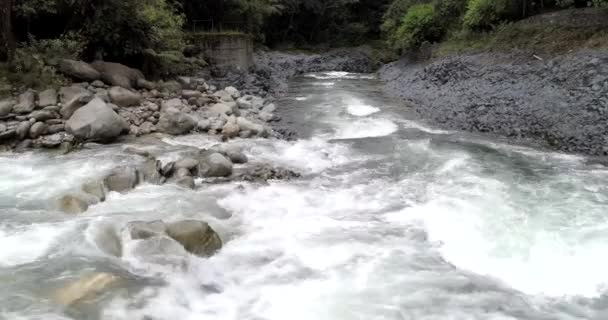 Banos, Ecuador-20180925-Drone sigue el agua blanca del río a baja altitud . — Vídeos de Stock