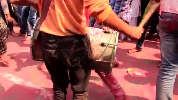 Barsana, Festival Holi de la India - 20180223 - - cerca - del baterista de detrás. — Vídeo de stock