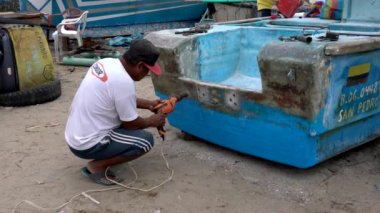 San Pedro, Ekvador - 20180915 - adam matkaplar delik tekne.