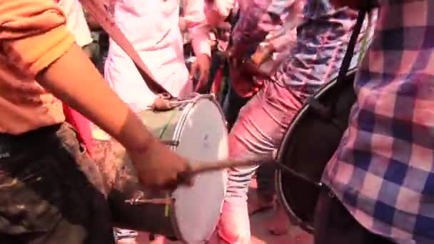 Barsana, Índia - 20180223 - Holi Festival - Close - Up of Drummer From The Side . — Vídeo de Stock