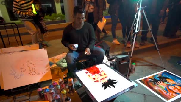 Cuenca, Εκουαδόρ - 20180602 - Spray Paint καλλιτέχνες - αργή κίνηση - καλλιτέχνης μαζεύει σπρέι και φώτα φωτιά. — Αρχείο Βίντεο