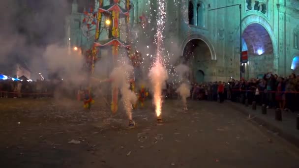 Cuenca, Ecuador - 20180602 - Castillo de fuegos artificiales - cámara lenta - Disparos de cohetes desde botes muy cerca del público . — Vídeo de stock