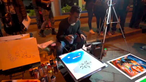 Cuenca, Ecuador - 20180602 - Spray Paint Artists - Slow Motion - Artista recoge latas de spray pinta capa azul . — Vídeo de stock