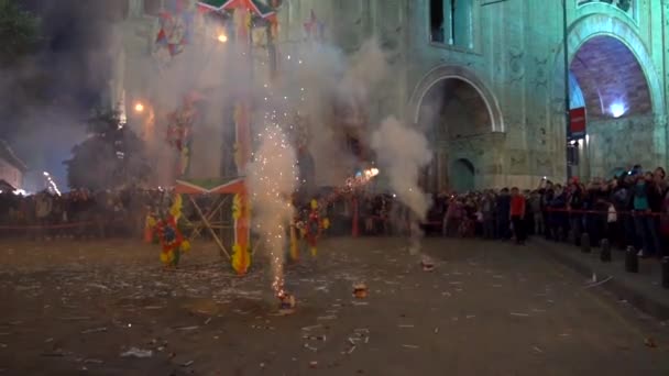 Cuenca, Ecuador - 20180602 - Castello dei fuochi d'artificio - Slow Motion - Rockets Fire Out of Canisters con Pan Up to Fireworks . — Video Stock