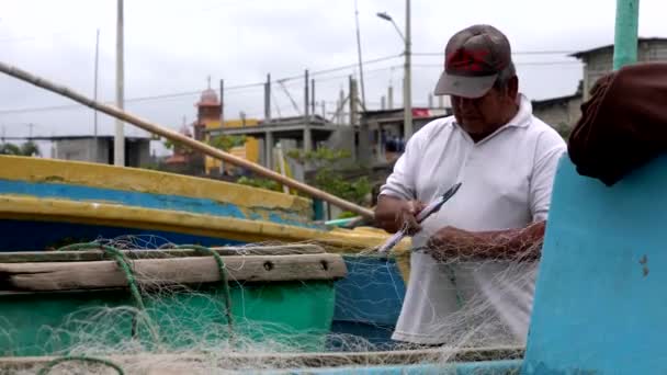 San Pedro, Ecuador - 20180915 - Closeup of Man Fixing Net. — Stock Footage San Pedro, Ecuador - 20180915 - Closeup of Man Fixing Net. Royalty Free Stock Video