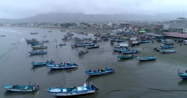 Puerto Lopez, Ecuador - 20180913 - Drone Aerial - Drone Backs Up Revealing Fishermen on Beach. — Stock Footage Puerto Lopez, Ecuador - 20180913 - Drone Aerial - Drone Backs Up Revealing Fishermen on Beach. Stock Video