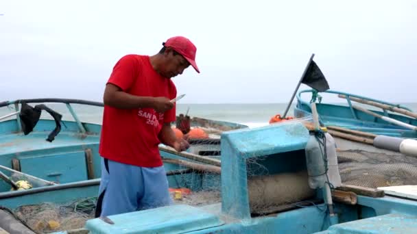 San Pedro, Ecuador - 20180915 - Man Cuts Net to Repair It. — Stock Footage San Pedro, Ecuador - 20180915 - Man Cuts Net to Repair It. Royalty Free Stock Video
