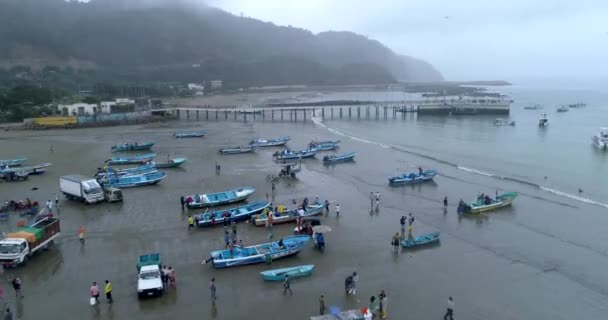 Puerto Lopez, Equador - 20180913 - Aviação aérea de drones - Voando ao longo da praia repleta de pescadores rumo ao cais . — Vídeo de Stock