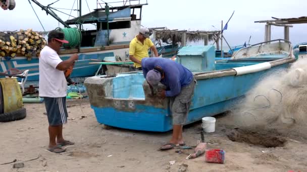 San Pedro, Ecuador - 20180915 - Martelli da uomo in barca . — Video Stock