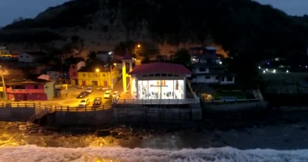 La Entrada, Ecuador - 20180914 - Drone antenn tidsfördröjning - Drone metoder glas frontade kyrka med folk inne på natten vid högvatten. — Stockvideo