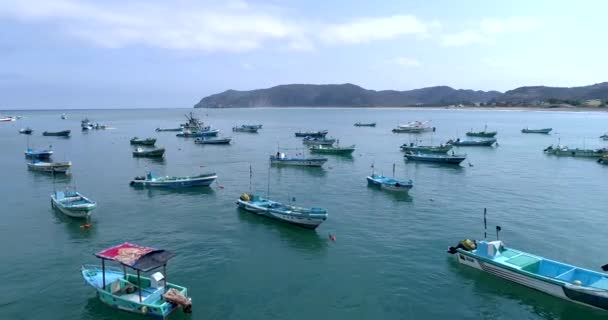 Puerto Lopez, Ecuador - 20180913 - Drone antenne - vliegen onder verankerd boten. — Stockvideo