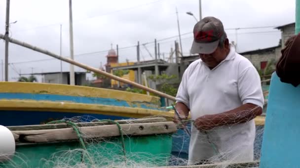 Сан - 20180915 - Педро, Еквадор крупним планом чоловік Rethreading мережі. — стокове відео